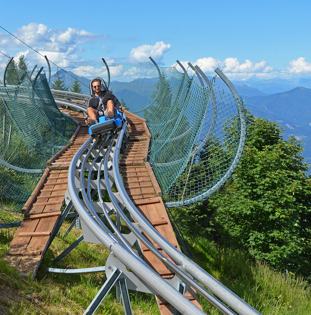 ragazzo che effettua la discesa sul bob di alpyland mottarone il fun bob in provincia di verbania nel comune di stresa