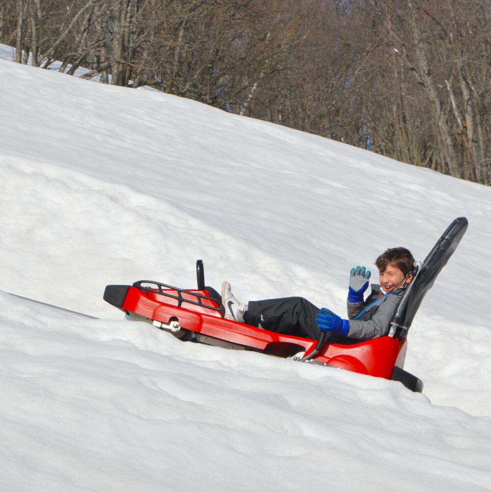 Foto bambino sul bob di Alpyland nel parco del mottarone in inverno