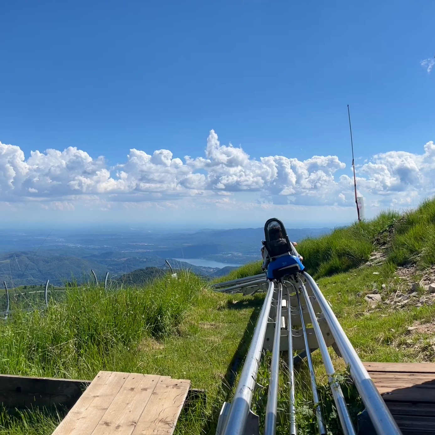 foto della partenza di un bob ad alpyland mottarone con vista sul lago d'Orta e lago di Mergozzo