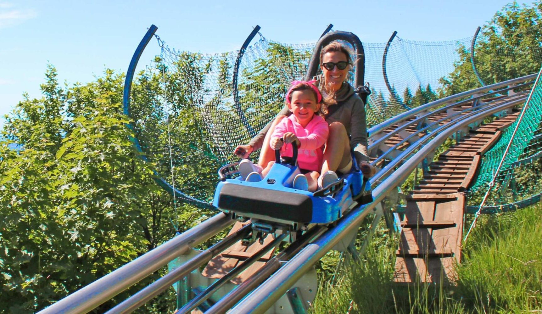 discesa di mamma con bambina da alpyland fun bob nel parco del mottarone