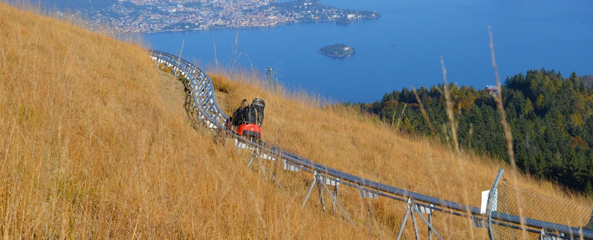 pista slittino vicino milano alpyland mottarone, il parco divertimenti del piemonte con vista sul lago maggiore