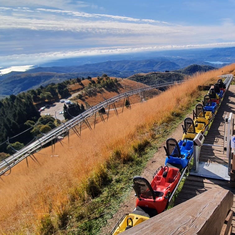 Slittini colorati di Alpyland al Mottarone in autunno con vista sul Mottarone