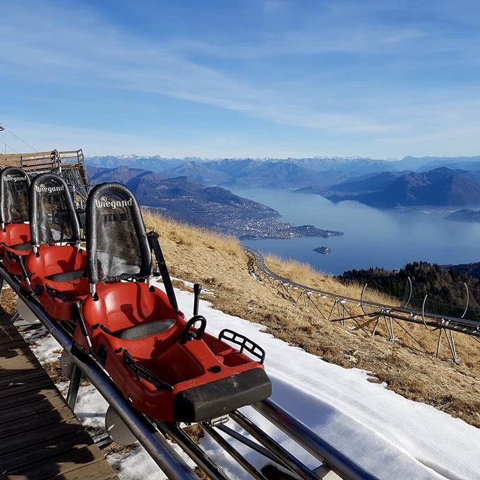 Foto Slittini di Alpyland Mottarone in inverno con vista sul lago maggiore